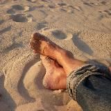 Нога на песке