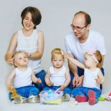 3girlsband_mom_говорит и показывает